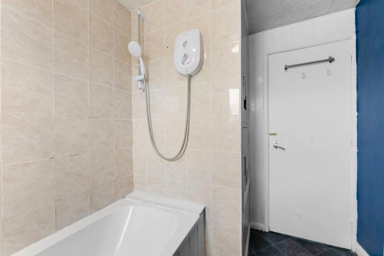 Sleek And Stylish 3 Bed House - Great Location Appartement Bolton Buitenkant foto